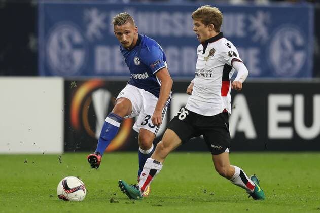 xuhjb, Gelsenkirchen, Veltins Arena, 24.11.16, Europa League - FC Schalke 04 - OGC Nizza Bild: v.li. im Zweikampf Donis Avdijaj (Schalke 04) und Vincent Koziello (Nizza)