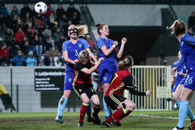 Leuven, Belgium - November 24: Stefanie Van Der Gragt and Merel Van Dongen in an airduel with Jana Coryn of Belgium pictured during the Women s International friendly football match between the Belgian Red Flames and The Netherlands at the Eneco - Den Dreef stadium in Leuven, Belgium. FOOTBALL : Belgique vs Pays Bas - Match Amical Feminin - Leuven - 24 11 2016 PhotoNews Panoramic 