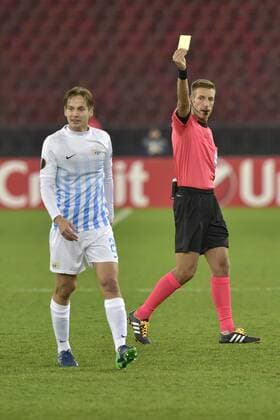 Li. Cedric Brunner, FCZ, re. Schiedsrichter Davide Massa, ITA, FC Zuerich - Villareal CF, Europa League, Fussball, 24.11.2016 
