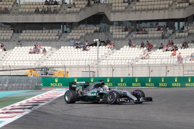Abu Dhabi Grand Prix, UAE 24 - 27 November 2016 25.11.2016 - Free Practice 1, Lewis Hamilton (GBR) Mercedes AMG F1 W07 Hybrid spins 