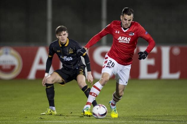 November 24, 2016 - Dublin, Ireland - Mats Seuntjens of AZ fights for the ball with Sean Gannon of Dundalk during the UEFA Europa League Group D match between Dundalk FC and AZ Alkmaar at Tallaght Stadium in Dublin, Ireland on November 24, 20016 Dundalk FC vs AZ Alkmaar - UEFA Europa League  - ZUMAn230 20161124_zaa_n230_403
