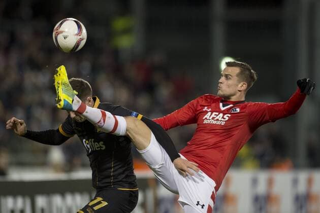 November 24, 2016 - Dublin, Ireland - Mats Seuntjens of AZ fights for the ball with Patrick McEleney of Dundalk during the UEFA Europa League Group D match between Dundalk FC and AZ Alkmaar at Tallaght Stadium in Dublin, Ireland on November 24, 20016 Dundalk FC vs AZ Alkmaar - UEFA Europa League  - ZUMAn230 20161124_zaa_n230_433