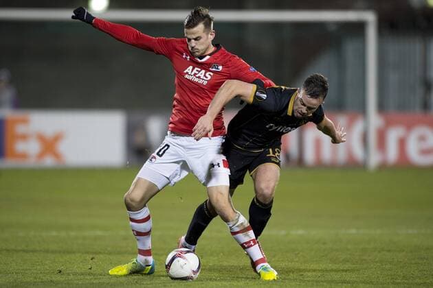 November 24, 2016 - Dublin, Ireland - Mats Seuntjens of AZ and Robbie Benson of Dundalk fight for the ball during the UEFA Europa League Group D match between Dundalk FC and AZ Alkmaar at Tallaght Stadium in Dublin, Ireland on November 24, 20016 Dundalk FC vs AZ Alkmaar - UEFA Europa League  - ZUMAn230 20161124_zaa_n230_440