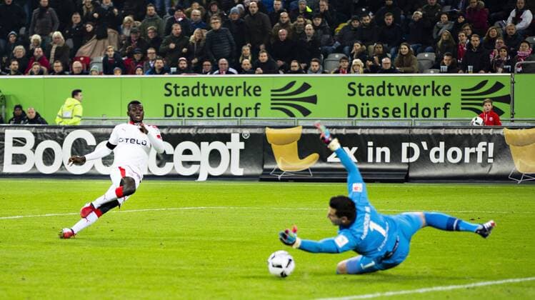 Düsseldorf, 25.11.2016, ESPRIT - ARENA Ihlas Bebou (F95) scheitert an Torwart Philipp Tschauner (H96) Fortuna Düsseldorf - Hannover 96