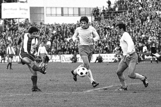 Aus 1 BL Saison 1969 70 Eintracht Braunschweig vs FC Bayern München 0:4 am 27.09.1969. Bayern Spieler Gerd Müller gegen Bernd Gersdorff und Michael Polywka re.