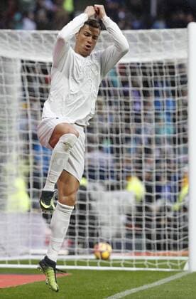 Fußball, Real Madrid - Sporting Gijon, Real spielt in Spezialtrikots aus Ozean Abfällen Real Madrid s Portuguese striker Cristiano Ronaldo celebrates after scoring against Sporting during their Spanish Primera Division league match at Madrid s Santiago Bernabeu Stadium, Spain, 26 November 2016. REAL MADRID vs. SPORTING !ACHTUNG: NUR REDAKTIONELLE NUTZUNG!  20161126-636157752965497778