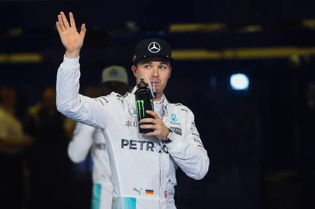Nico Rosberg (Mercedes AMG Petronas Formula One Team) trinkt aus seiner Trinkflasche und winkt den Fans zu, Grosser Preis von Abu Dhabi 2016, Motorsport, Formel 1, 26.11.2016, Abu Dhabi Copyright: xAndre Eibner-Pressefotox EP_JAE