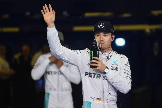 Nico Rosberg (Mercedes AMG Petronas Formula One Team) trinkt aus seiner Trinkflasche und winkt den Fans zu, Grosser Preis von Abu Dhabi 2016, Motorsport, Formel 1, 26.11.2016, Abu Dhabi Copyright: xAndre Eibner-Pressefotox EP_JAE