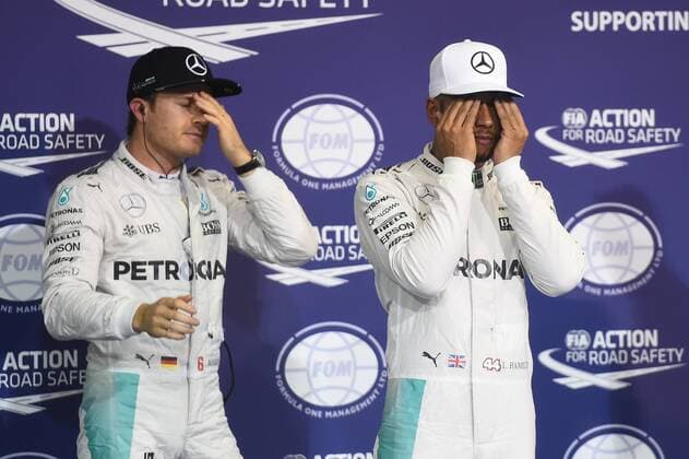 Nico Rosberg (Mercedes AMG Petronas Formula One Team) und Lewis Hamilton (Mercedes AMG Petronas Formula One Team) wischen sich Schweiss von der Stirn, Grosser Preis von Abu Dhabi 2016, Motorsport, Formel 1, 26.11.2016, Abu Dhabi Copyright: xAndre Eibner-Pressefotox EP_JAE
