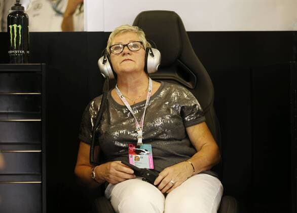 Bilder des Tages - SPORT Formel 1, GP von Abu Dhabi, Lewis Hamiltons Mutter an der Rennstrecke Motorsports: FIA Formula One World Championship WM Weltmeisterschaft 2016, Grand Prix of Abu Dhabi, Lewis Hamiltons mother Carmen xHOCHxZWEIx