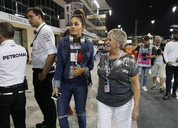 Formel 1, GP von Abu Dhabi, Lewis Hamiltons Mutter an der Rennstrecke Motorsports: FIA Formula One World Championship WM Weltmeisterschaft 2016, Grand Prix of Abu Dhabi, Lewis Hamiltons mother Carmen xHOCHxZWEIx