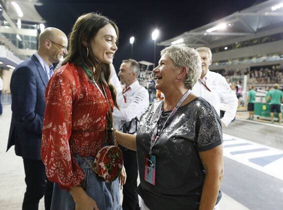 Bilder des Tages - SPORT Formel 1, GP von Abu Dhabi, Lewis Hamiltons Mutter an der Rennstrecke Motorsports: FIA Formula One World Championship WM Weltmeisterschaft 2016, Grand Prix of Abu Dhabi, Lewis Hamiltons mother Carmen, with the wife of Paddy Lowe - Anna Danshina xHOCHxZWEIx