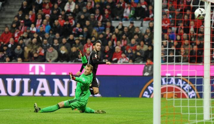 vl. Hakan Calhanoglu (Bayer Leverkusen) erzielt den Treffer zum 1:1, Torwart Manuel Neuer (FC Bayern Muenchen) ist ohne Chance, beim Spiel zwischen FC Bayern Muenchen und Bayer 04 Leverkusen am 26.11.2016. Munechen Copyright: xStuetzle xEibner-Pressefotox EP_WSE