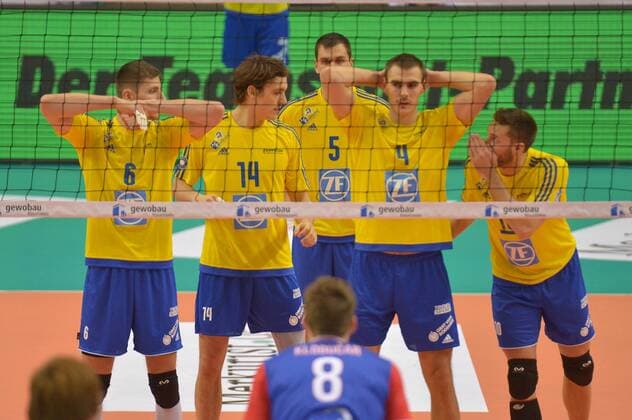 26.11.2016, xtkx, Volleyball 1.Bundesliga Herren, United Volleys - VfB Friedrichshafen, emspor, v.l. Michael Finger (Friedrichshafen) , Tomas Rousseaux (Friedrichshafen) , David Sossenheimer (Friedrichshafen) , Andreas Takvam (Friedrichshafen) , Frankfurt am Main