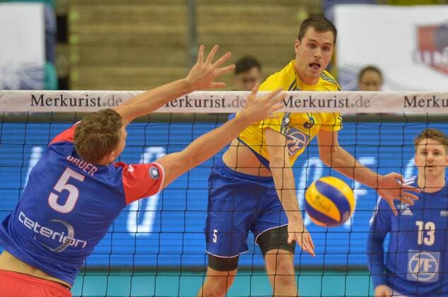 26.11.2016, xtkx, Volleyball 1.Bundesliga Herren, United Volleys - VfB Friedrichshafen, emspor, v.l. Lukas Bauer (United Volleys) , David Sossenheimer (Friedrichshafen) , Frankfurt am Main