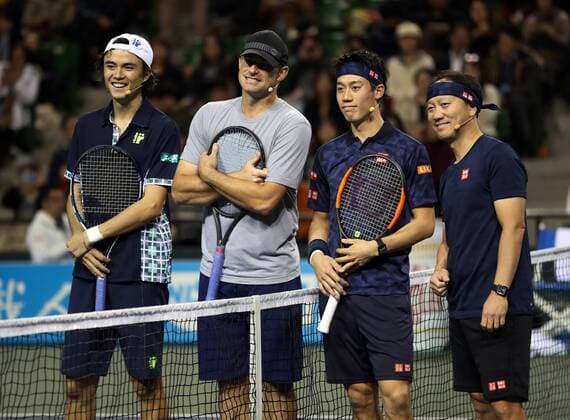Bilder des Tages - SPORT November 26, 2016, Tokyo, Japan - (R-L) Former French Opens Tennis champion Michael Chang of the United States, Japan s Kei Nishikori, Andy Roddick of the United States and Japan s Taro Daniel pose for photo before their doubles match during an annual charity tennis match Dream Tennis Ariake in Tokyo on Saturday, November 26, 2016. Admission money will be donated for the rebuild of tennis facilities at the tsunami affected area in northern Japan. NOxTHIRDxPARTYxSALES.  (lwxa006500)