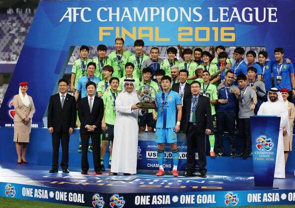 Team Jeonbuk Hyundai Motors celebrate victory after their AFC Champions League final against UAE s Al-Ain in Al-Ain on Nov. 26, 2016. ) (SP)UAE-AL-AIN-AFC CHAMPIONS LEAGUE LixZhen 