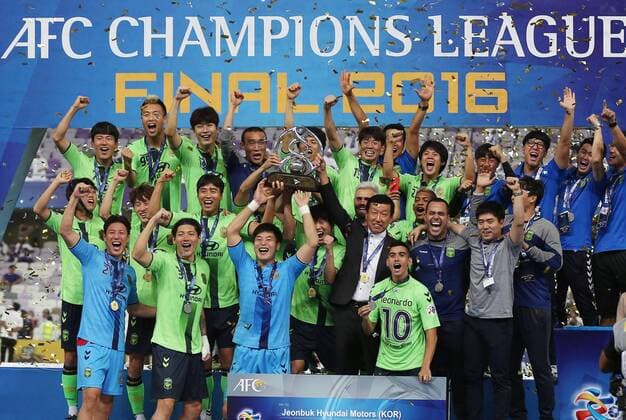 Bilder des Tages - SPORT Team Jeonbuk Hyundai Motors celebrate victory after their AFC Champions League final against UAE s Al-Ain in Al-Ain on Nov. 26, 2016. ) (SP)UAE-AL-AIN-AFC CHAMPIONS LEAGUE LixZhen 