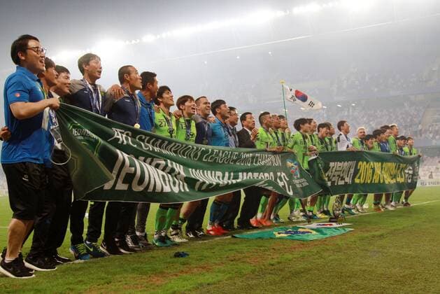 Themen der Woche - SPORT Bilder des Tages - SPORT Team Jeonbuk Hyundai Motors greet their fans after their AFC Champions League final against UAE s Al-Ain in Al-Ain on Nov. 26, 2016. ) (SP)UAE-AL-AIN-AFC CHAMPIONS LEAGUE LixZhen 