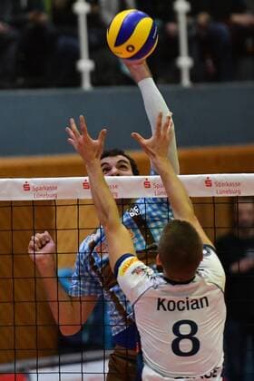 GER,VBL, SVG Lueneburg vs TSV Herrsching 26.11.2016, Gellersenhalle, Lueneburg, GER, VBL, SVG Lueneburg vs TSV Herrsching im Bild Adam Kocian (Lueneburg 08) versucht sich gegen Julius Hoefer(Höfer Herrsching 05) durchzusetzen Foto © nordphoto Witke Local Caption nordphoto xWitke