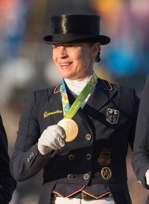 Siegerehrung - Gold fuer Deutschland: Isabell Werth (GER) mit der Goldmedaille. 07.Wettkampftag am 12.08.2016: Reiten, Dressur Grand Prix Special - Team im Olympic Equestrian Center, Rio. Olympische Sommerspiele in Rio De Janeiro, Brasilien 2016,