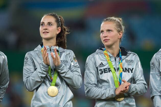 Siegerehrung: Deutschland gewinnt das Spiel mit 2-1 und feiert den Olympiasieg. vl: Sara Daebritz (GER Bayern Muenchen) und Tabea Kemme (vl GER 1. FFC Turbine Potsdam) stehen auf dem Siegerpodium mit ihren Goldmedaillen. 14.Wettkampftag am 19.08.2016: Fussball, Finale der Frauen, Schweden gegen Deutschland im Estadio do Maracana, Rio. Olympische Sommerspiele in Rio De Janeiro, Brasilien 2016,