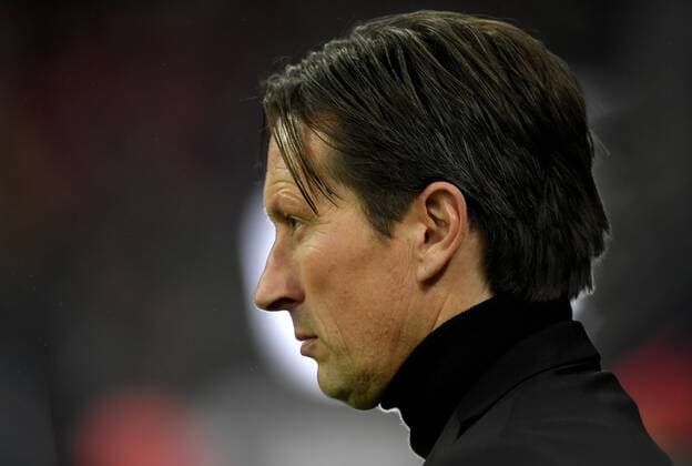 26.11.2016, Fussball 1.Bundesliga 2016 2017, 12.Spieltag, FC Bayern München - Bayer Leverkusen, in der Allianz-Arena München. Trainer Roger Schmidt (Leverkusen) im Gegenlicht eines Scheinwerfers. 