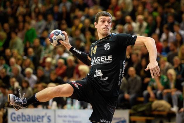 Marvin Lier (Pfadi) beim Wurf, zieht ab Handball Herren EHF-CUP 2016 2017, 3.Runde, Europapokal, Frisch Auf Göppingen - Pfadi Winterthur