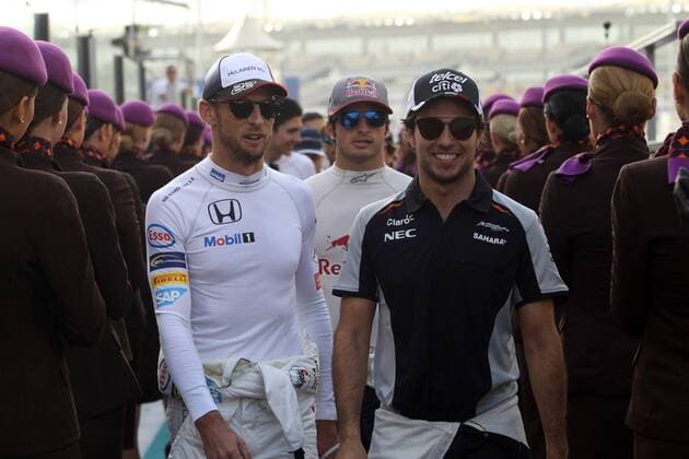 Abu Dhabi Grand Prix, UAE 24 - 27 November 2016 27.11.2016 - Jenson Button (GBR) McLaren Honda MP4-31, Carlos Sainz Jr (ESP) Scuderia Toro Rosso STR11 and Sergio Perez (MEX) Sahara Force India F1 VJM09 