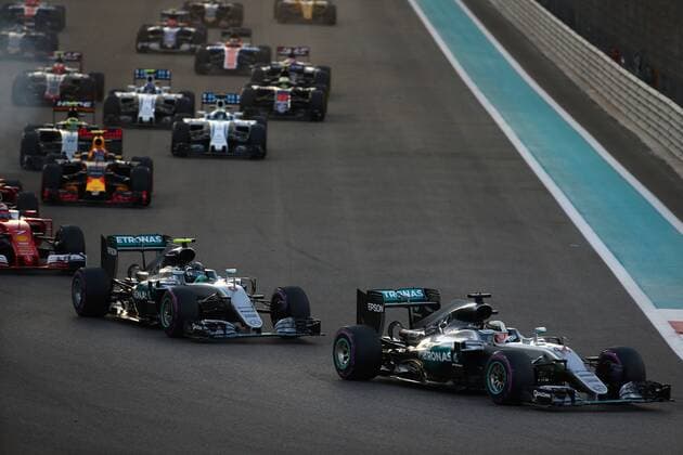 Abu Dhabi Grand Prix, UAE 24 - 27 November 2016 27.11.2016 - Race, Start of the race, Lewis Hamilton (GBR) Mercedes AMG F1 W07 Hybrid leads Nico Rosberg (GER) Mercedes AMG F1 W07 Hybrid 