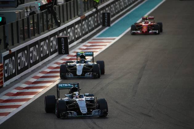 Abu Dhabi Grand Prix, UAE 24 - 27 November 2016 27.11.2016 - Race, Lewis Hamilton (GBR) Mercedes AMG F1 W07 Hybrid leads Nico Rosberg (GER) Mercedes AMG F1 W07 Hybrid 