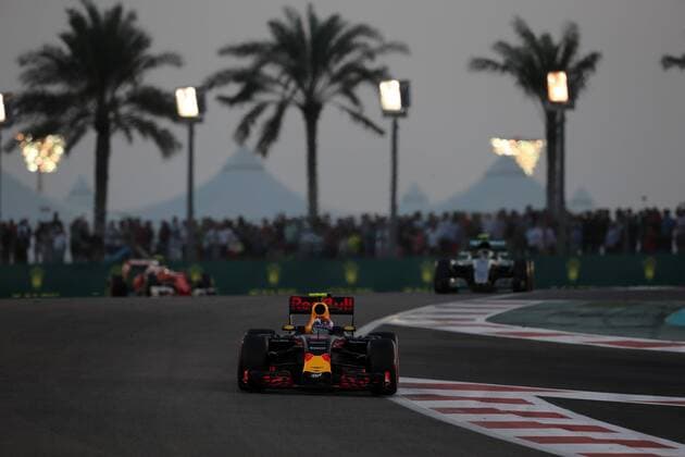 Abu Dhabi Grand Prix, UAE 24 - 27 November 2016 27.11.2016 - Race, Max Verstappen (NED) Red Bull Racing RB12 leads Nico Rosberg (GER) Mercedes AMG F1 W07 Hybrid 