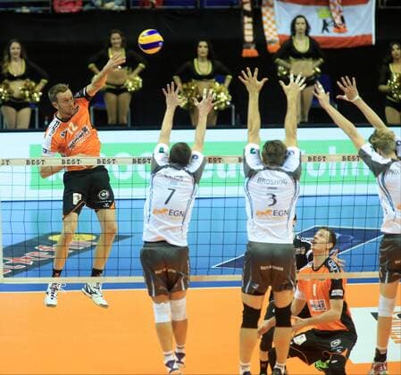 GER, 1.VBL, BR VOLLEYS VS. SWD POWERVOLLEYS DUEREN 27.11.2016, Max Schmeling Halle, Berlin, GER, 1.VBL, BR VOLLEYS VS. SWD POWERVOLLEYS DUEREN, im Bild Paul Carroll (BR Volleys 12), Romans Sauss (Dueren 7), Tim Broshog (Dueren 3) nordphotox xEngler