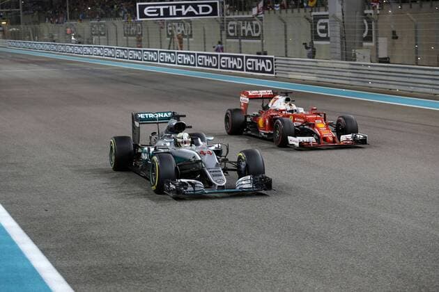 Abu Dhabi Grand Prix, UAE 24 - 27 November 2016 27.11.2016 - Race, Lewis Hamilton (GBR) Mercedes AMG F1 W07 Hybrid and Sebastian Vettel (GER) Scuderia Ferrari SF16-H 