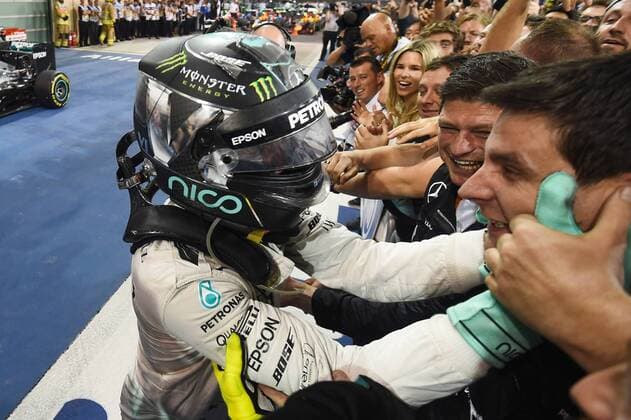 Nico Rosberg (Mercedes AMG Petronas Formula One Team) feiert mit seinen Mechanikern den Weltmeistertitel, Grosser Preis von Abu Dhabi 2016, Motorsport, Formel 1, 27.11.2016, Abu Dhabi Copyright: xAndre Eibner-Pressefotox EP_JAE