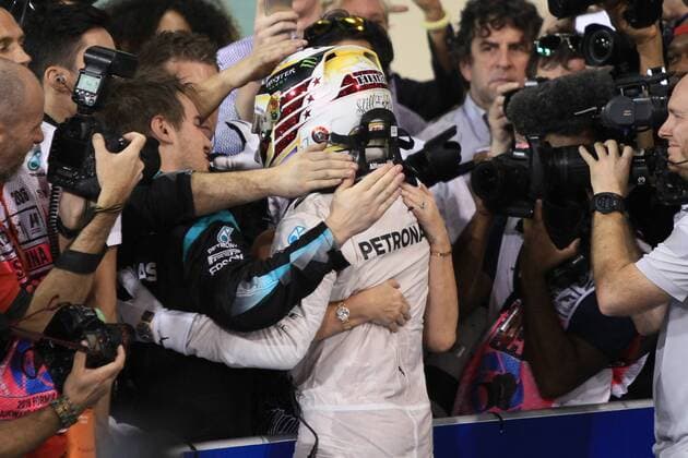 27.11.2016. Abu Dhabi, UAE. Formula 1 Grand Prix Abu Dhabi, race day. Mercedes AMG Petronas W07 Hybrid & x2013; Lewis Hamilton wins the Abu Dhabi GP and celebrates with team in Parc Ferme xLeannexBoonx  ActionPlus11814931