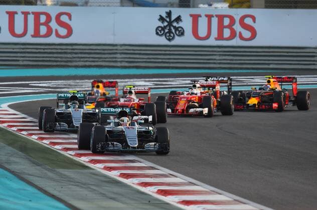 Lewis Hamilton (Mercedes AMG Petronas Formula One Team) fuehrt nach der ersten Kurve vor Nico Rosberg (Mercedes AMG Petronas Formula One Team), Kimi Raikkoenen (Scuderia Ferrari), Grosser Preis von Abu Dhabi 2016, Motorsport, Formel 1, 27.11.2016, Abu Dhabi Copyright: xAndre Eibner-Pressefotox EP_JAE