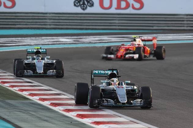 Lewis Hamilton (Mercedes AMG Petronas Formula One Team) fuehrt das Rennen vor Nico Rosberg (Mercedes AMG Petronas Formula One Team) an, Grosser Preis von Abu Dhabi 2016, Motorsport, Formel 1, 27.11.2016, Abu Dhabi Copyright: xAndre Eibner-Pressefotox EP_JAE