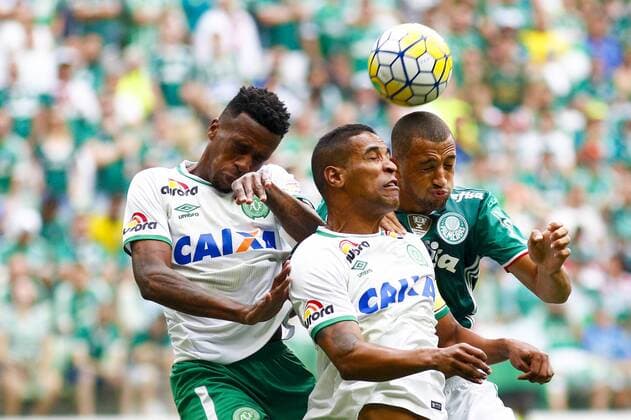 Palmeiras x Chapecoense SÃO PAULO, SP - 27.11.2016: PALMEIRAS X CHAPECOENSE - Vitor Hugo and Cleber Santana during the match between Palmeiras and Chapecoense held at Allianz Park, West Zone of São Paulo. The match is valid for the 37th round of the Brasileirão 2016 Chevrolet. (Photo: Marco Galvão Fotoarena) x1236379x  MarcoxGalvão