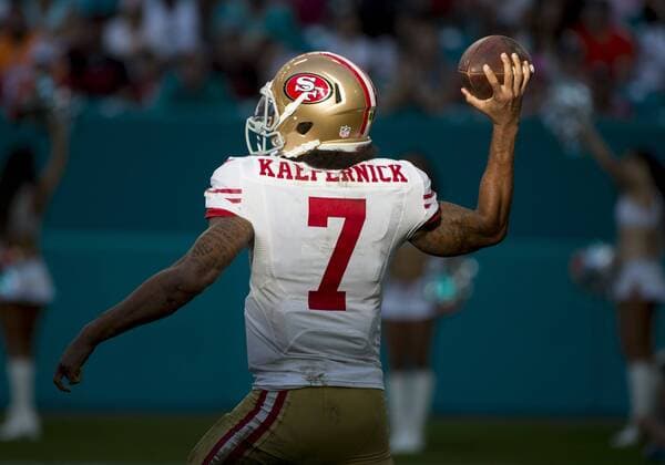 MIAMI GARDENS, FL - NOVEMBER 27: San Francisco 49ers Quarterback Colin Kaepernick (7) throws the ball during the NFL American Football Herren USA football game between the San Francisco 49ers and the Miami Dolphins on November 27, 2016, at the Hard Rock Stadium in Miami Gardens, FL. (Photo by Doug Murray Icon Sportswire) NFL: NOV 27 49ers at Dolphins Icon7962016112702049 EDITORIAL USE ONLY