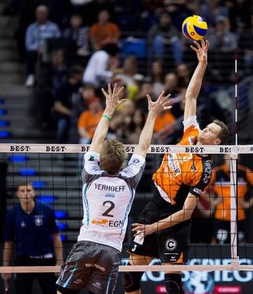 Berlin, Deutschland, 27.11.2016: Volleyball Bundesliga Saison 2016 2017 - Berlin Recycling Volleys - SWD pwervolleys Dueren. Robert Kromm (BR Volleys 3) gegen den Block aus Rudy Verhoeff (Düren 2)