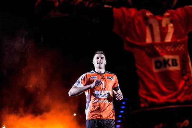 Berlin, Deutschland, 27.11.2016: Volleyball Bundesliga Saison 2016 2017 - Berlin Recycling Volleys - SWD pwervolleys Dueren. Aleksandar Okolic (BR Volleys 1) von den BR Volleys laeuft mit einer Lichtshow in die Schmeling-Halle ein