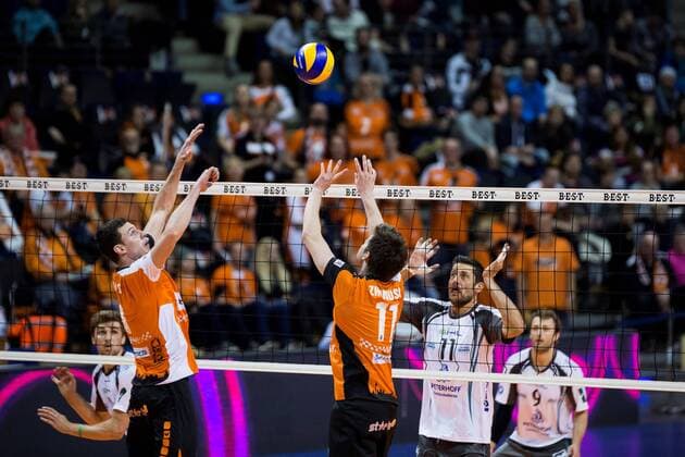 Berlin, Deutschland, 27.11.2016: Volleyball Bundesliga Saison 2016 2017 - Berlin Recycling Volleys - SWD pwervolleys Dueren. Graham Vigrass (BR Volleys 8), Tsimafei Zhukouski (BR Volleys 11)