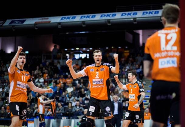 Berlin, Deutschland, 27.11.2016: Volleyball Bundesliga Saison 2016 2017 - Berlin Recycling Volleys - SWD pwervolleys Dueren. Jubel Tsimafei Zhukouski (BR Volleys 11), Robert Kromm (BR Volleys 3), Steven Marshall (BR Volleys 2), Paul Carroll (BR Volleys 12)