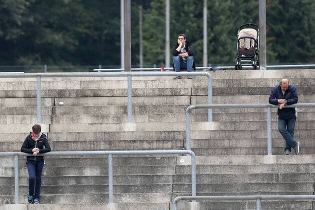 Fußball, Stadiongeschichte Sportfreunde Siegen Allgemein fast leere Tribuene im Leimbachstadion zwei Zuschauer blicken auf ihre Uhr Fussball Regionalliga West, 7. Spieltag, Sportfreunde Siegen - SV Roedinghausen 1:2, am 13.09.2014 in Siegen Deutschland.