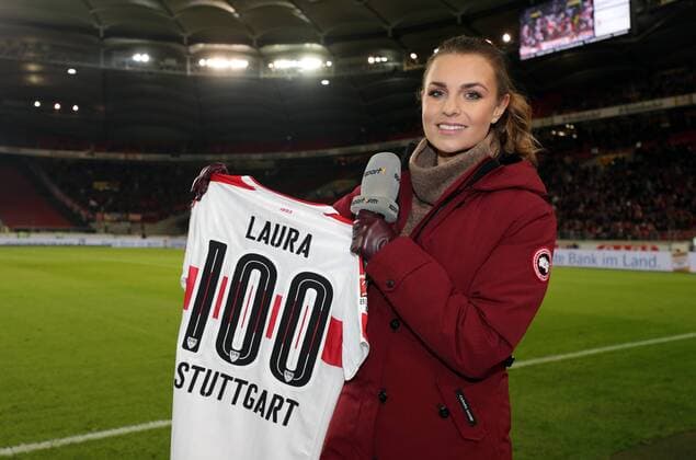 Themen der Woche - SPORT Bilder des Tages - Sport VfB Stuttgart - 1. FC Nürnberg Deutschland, Stuttgart, 28.11.2016, Fussball, 2. Bundesliga, Saison 2016 2017, 14. Spieltag, VfB Stuttgart - 1. FC Nürnberg: Laura Wontorra mit Trikot zum 100. Spiel.