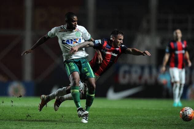 Matheus Biteco de Chapecoense marca a Franco Mussis de San Lorenzo. San Lorenzo vs Chapecoense. Copa Sudamericana 2016 - Semifinal. 2 de noviembre de 2016. Estadio: Pedro Bidegain (Buenos Aires, Argentina). Foto: Ignacio Izaguirre Photogamma.