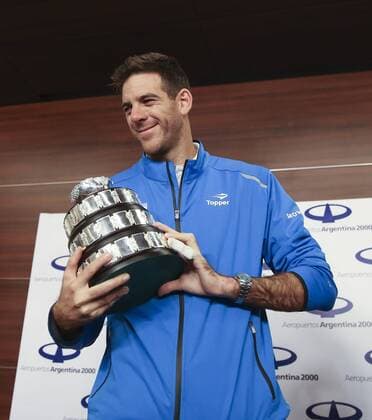 Tennis, Pressekonferenz von DavisCup Sieger Argentinien in Buenos Aires Argentina s tennis player Juan Martin Del Potro holds the Davis Cup tennis trophy upon arrival at a press conference PK Pressekonferenz in Buenos Aires, Argentina, 29 November 2016. Argentina s tennis team, that celebrated the Davis Cup for the first time in history this Sunday after beating Croatia for 2-3 in Zagreb, returned to the country today and called the title a historic achievement. Argentina s tennis team comes back to their country as champion of the Davis Cup !ACHTUNG: NUR REDAKTIONELLE NUTZUNG!  20161129-636160356981545235