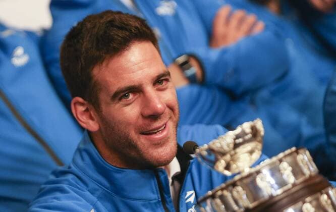 Bilder des Tages - SPORT Tennis, Pressekonferenz von DavisCup Sieger Argentinien in Buenos Aires Argentina s tennis player Juan Martin Del Potro holds the Davis Cup tennis trophy upon arrival at a press conference PK Pressekonferenz in Buenos Aires, Argentina, 29 November 2016. Argentina s tennis team, that celebrated the Davis Cup for the first time in history this Sunday after beating Croatia for 2-3 in Zagreb, returned to the country today and called the title a historic achievement. Argentina s tennis team comes back to their country as champion of the Davis Cup !ACHTUNG: NUR REDAKTIONELLE NUTZUNG!  20161129-636160357000264755