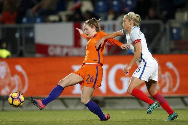 Fußball, Damen Länderspiel, Niederlande - England (L-R) Ellen Jansen of Holland, Stephanie Houghton of Englandduring the friendly match between the women of Netherlands and England on November 29, 2016 at the Koning Willem II stadium in Tilburg, The Netherlands. Women: Netherlands v England Friendly match 2016 2017 xVIxxIVx 6676213